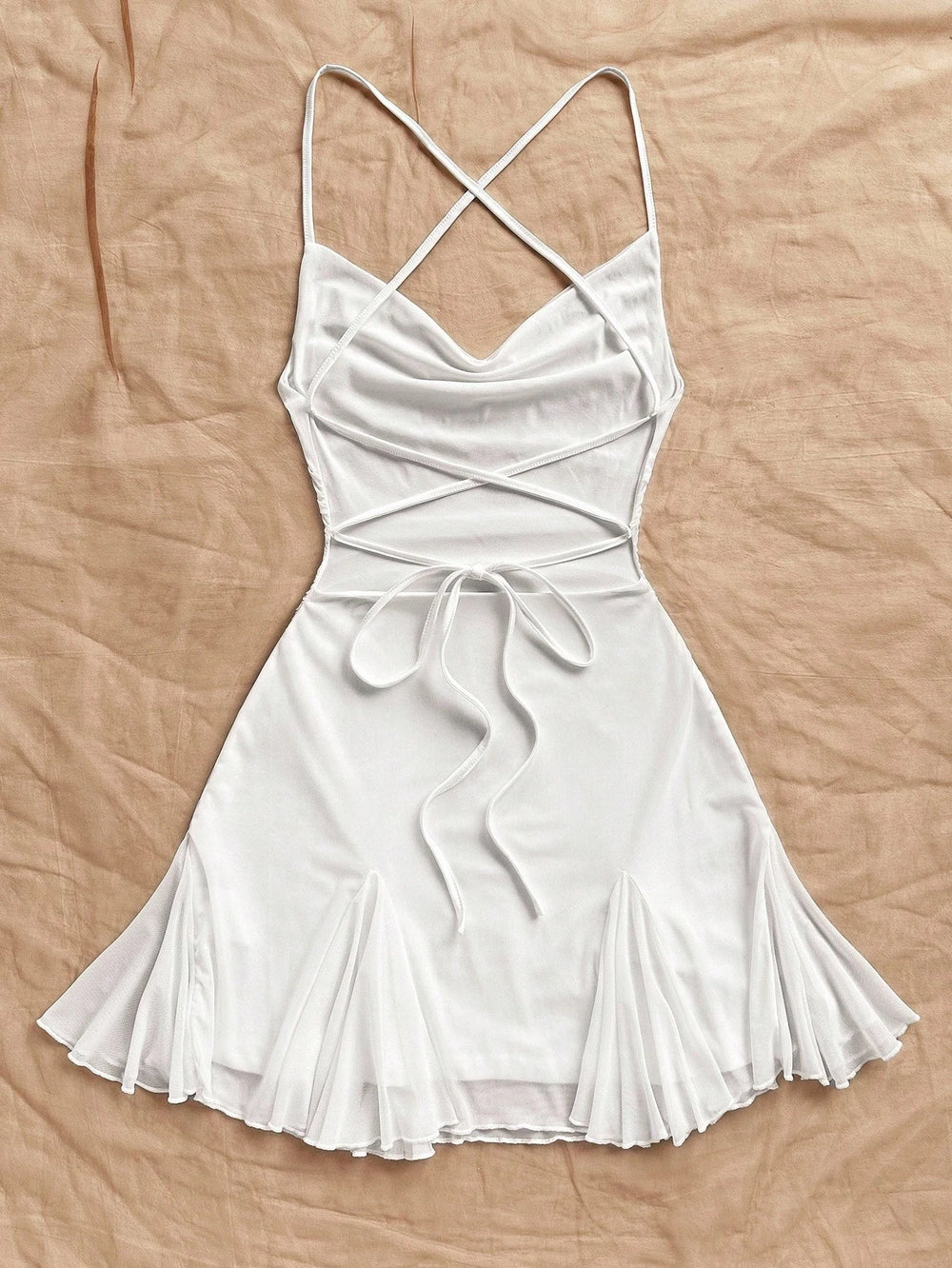 Imagen 1: Vestido Corto Blanco Fruncido presentado sobre una tela arena con accesorios de verano.