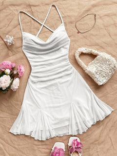 Imagen 1: Vestido Corto Blanco Fruncido presentado sobre una tela arena con accesorios de verano.