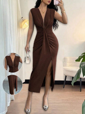 Vista completa de una mujer luciendo un vestido midi marrón ajustado con nudo frontal y escote V.