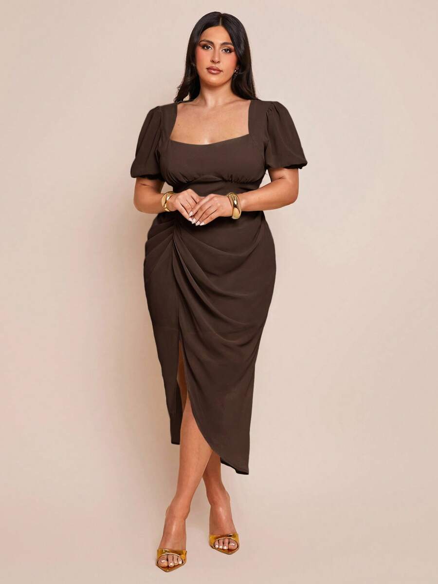 Mujer modelando un vestido midi elegante color café con escote cuadrado y mangas abullonadas.