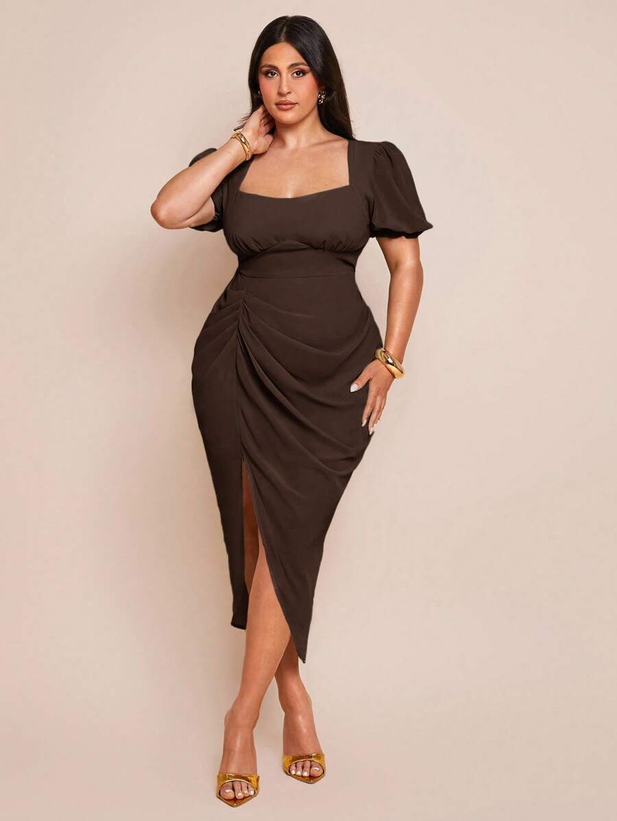 Mujer modelando un vestido midi elegante color café con escote cuadrado y mangas abullonadas.