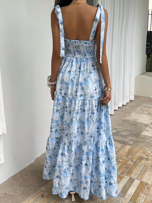 Detalle superior del vestido azul con lazos en tirantes.