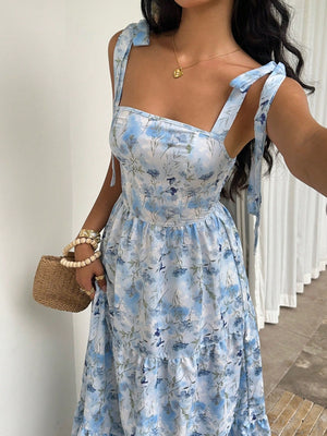 Vista completa del vestido largo floral azul y blanco.