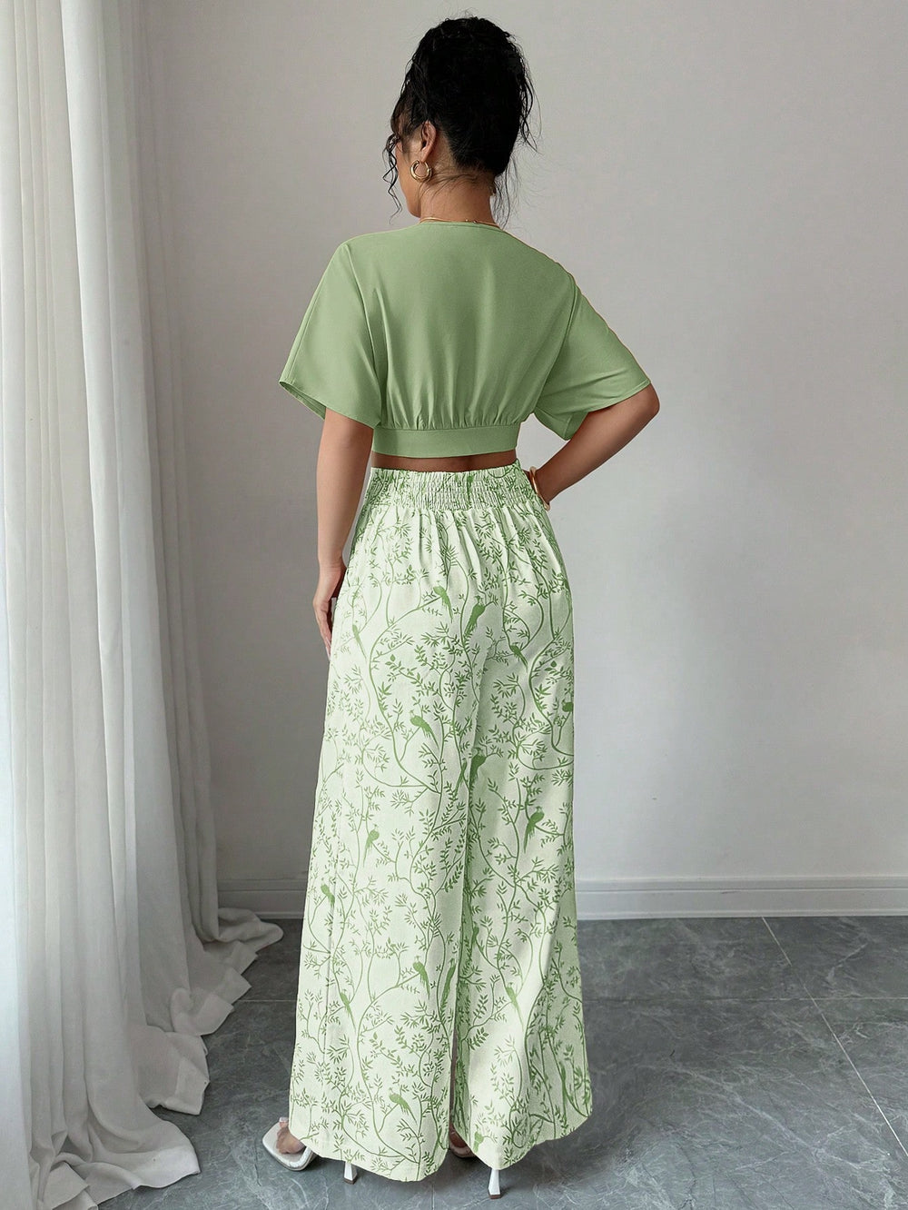 Conjunto Bohemio Verde De Blusa Crop Y Pantalón Estampado Floral vista frontal.
