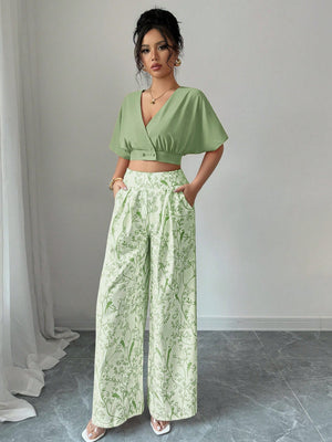 Detalle del estampado del Conjunto Bohemio Verde De Blusa Crop Y Pantalón Estampado Floral.
