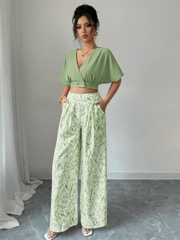 Detalle del estampado del Conjunto Bohemio Verde De Blusa Crop Y Pantalón Estampado Floral.
