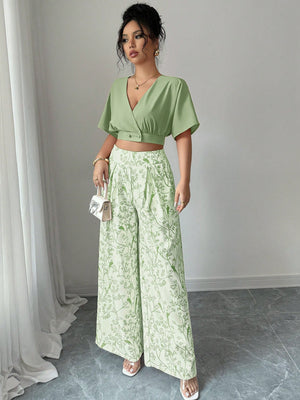 Blusa del Conjunto Bohemio Verde De Blusa Crop Y Pantalón Estampado Floral.