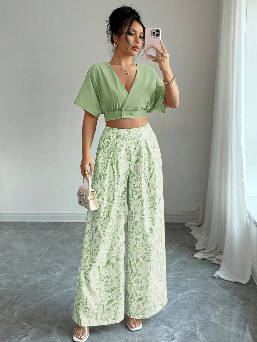 Conjunto Bohemio Verde De Blusa Crop Y Pantalón Estampado Floral vista frontal.
