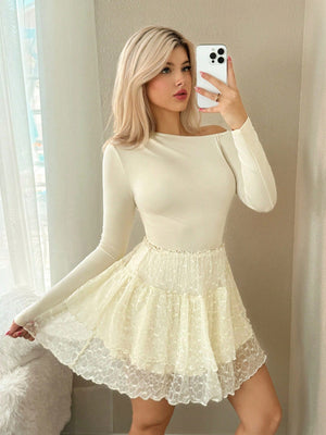 Imagen 3: Detalle del ajuste y vuelo de la falda del Vestido Corto De Vuelos Albaricoque.