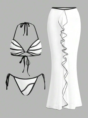 Primer plano del top de bikini tipo halter con estampado de rayas blancas y negras.
