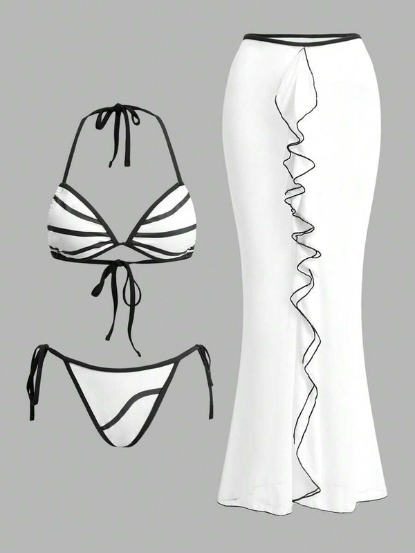 Primer plano del top de bikini tipo halter con estampado de rayas blancas y negras.