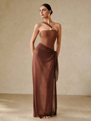 Detalle del escote asimétrico con anilla dorada