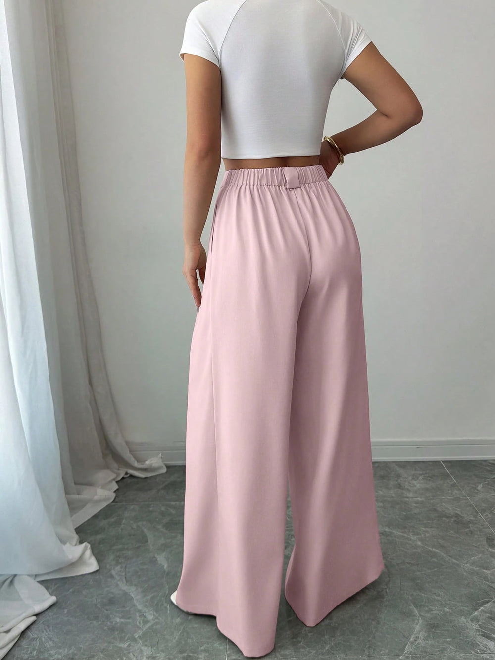 Mujer con pantalón rosa casual de pierna ancha frontal