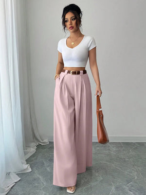 Modelo luciendo pantalón rosa casual con bolso
