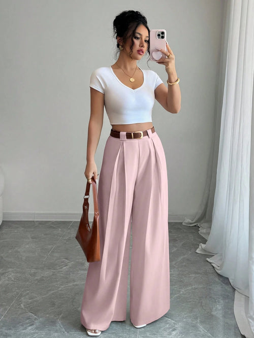 Mujer con pantalón rosa casual de pierna ancha frontal