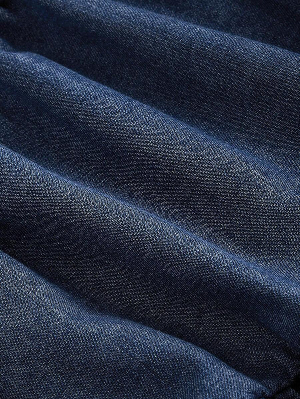 Vista completa de falda midi a larga en denim azul oscuro de corte en línea A