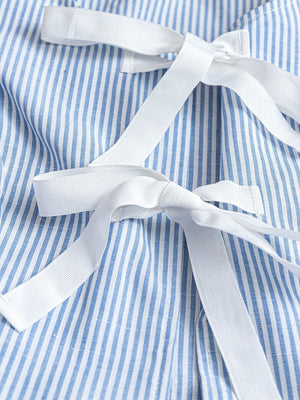 Detalle de Conjunto Azul De Rayas Con Lazos Delanteros
