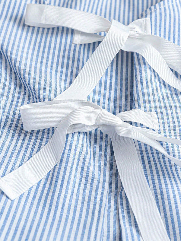 Detalle de Conjunto Azul De Rayas Con Lazos Delanteros
