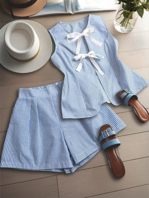 Conjunto Azul De Rayas Con Lazos Delanteros y shorts vista frontal

