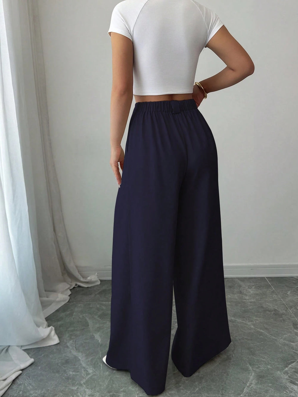 Mujer con pantalón azul marino elegante de pierna ancha frontal