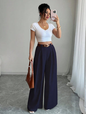 Mujer con pantalón azul marino elegante de pierna ancha frontal