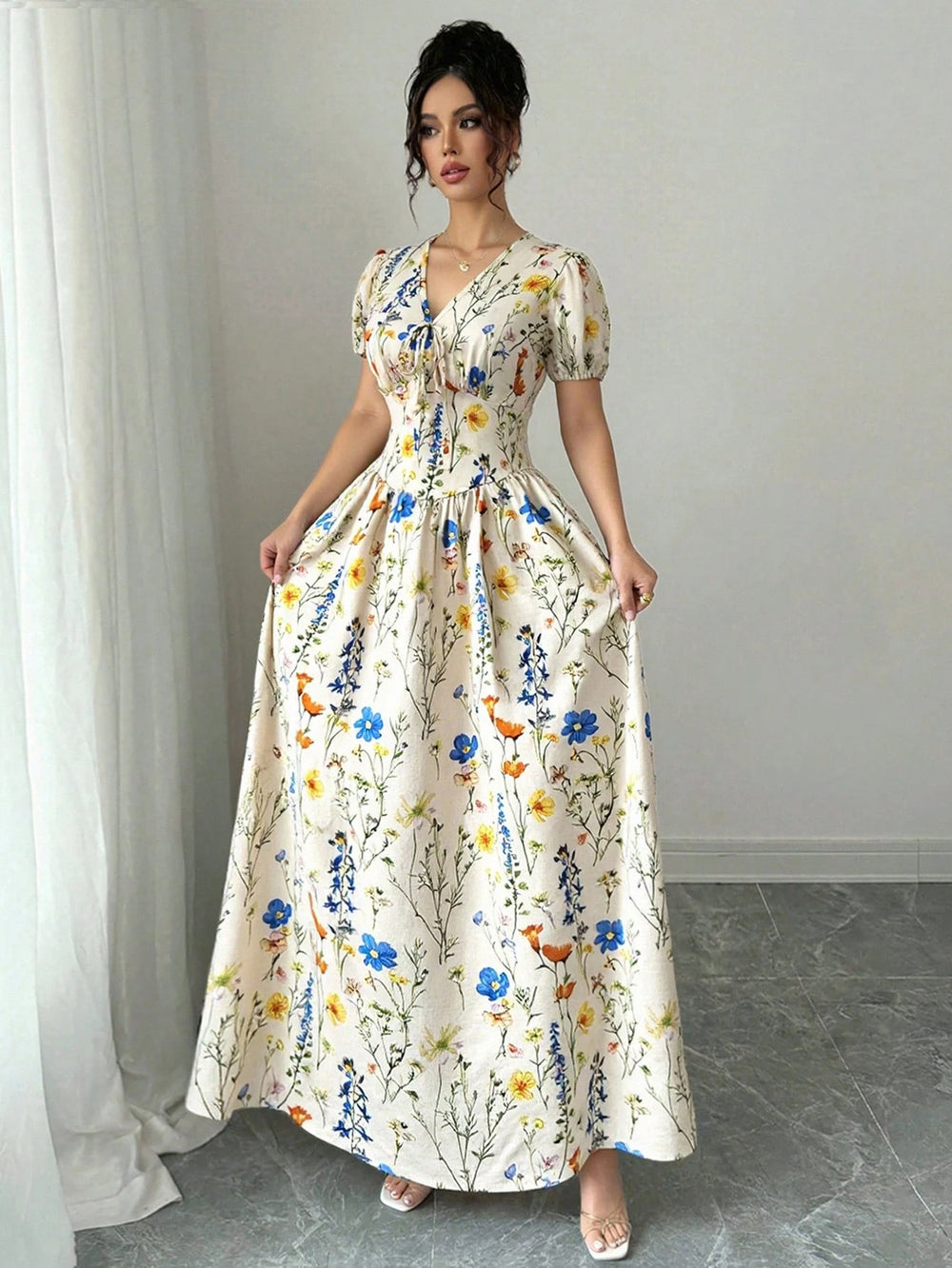 Vestido maxi floral bohemio con escote en V vista frontal
