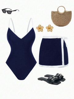 Look completo de conjunto de traje de baño azul marino con falda, sandalias negras, bolso de paja y lentes de sol.