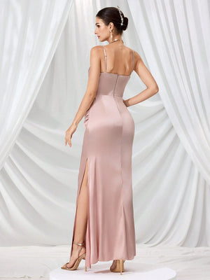 Vestido largo de fiesta champán con tirantes finos vista trasera.