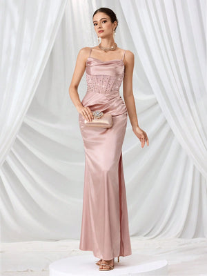 Vestido largo de fiesta champán con tirantes finos detalle superior.