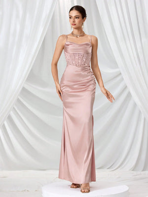 Vestido largo de fiesta champán con tirantes finos completo.