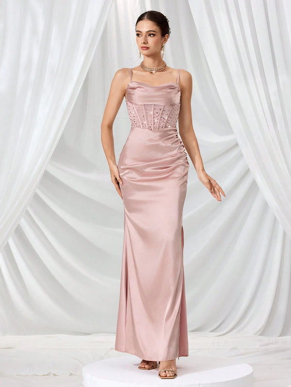 Vestido largo de fiesta champán con tirantes finos completo.