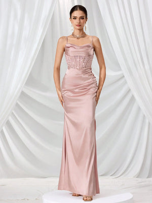 Vestido largo de fiesta champán con tirantes finos vista frontal.