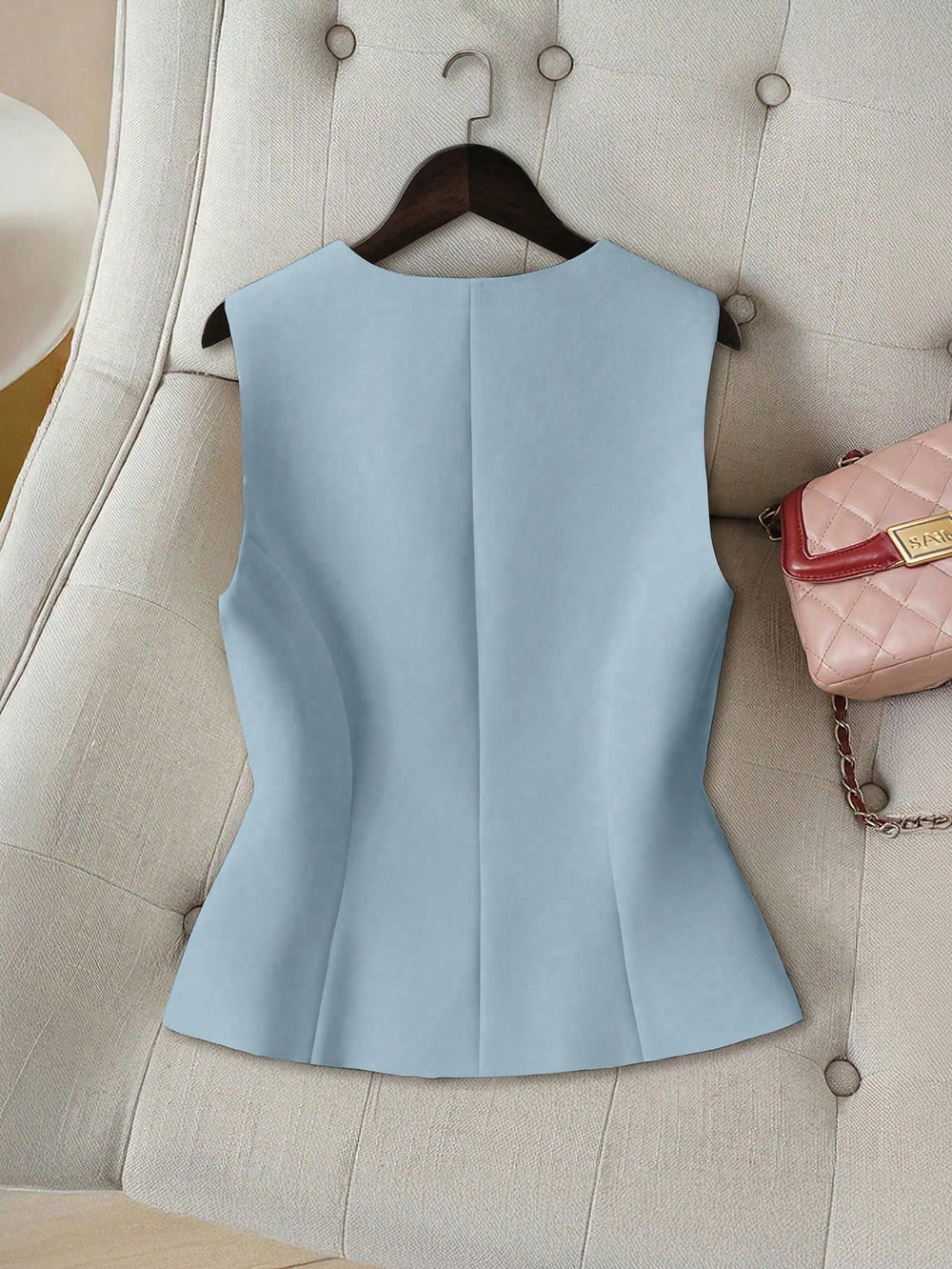 Chaleco Azul Tank Asimétrico con botones frontales vista frontal.