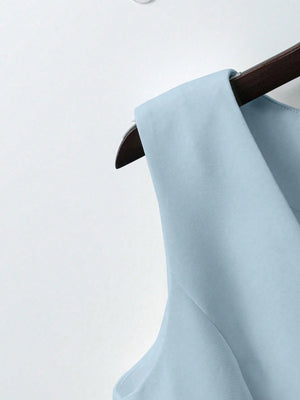 Detalle del Chaleco Azul Tank Asimétrico con escote en V.