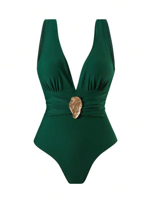 Pareo largo de malla en color verde oscuro, mostrado con un nudo en la cintura para un look de playa.