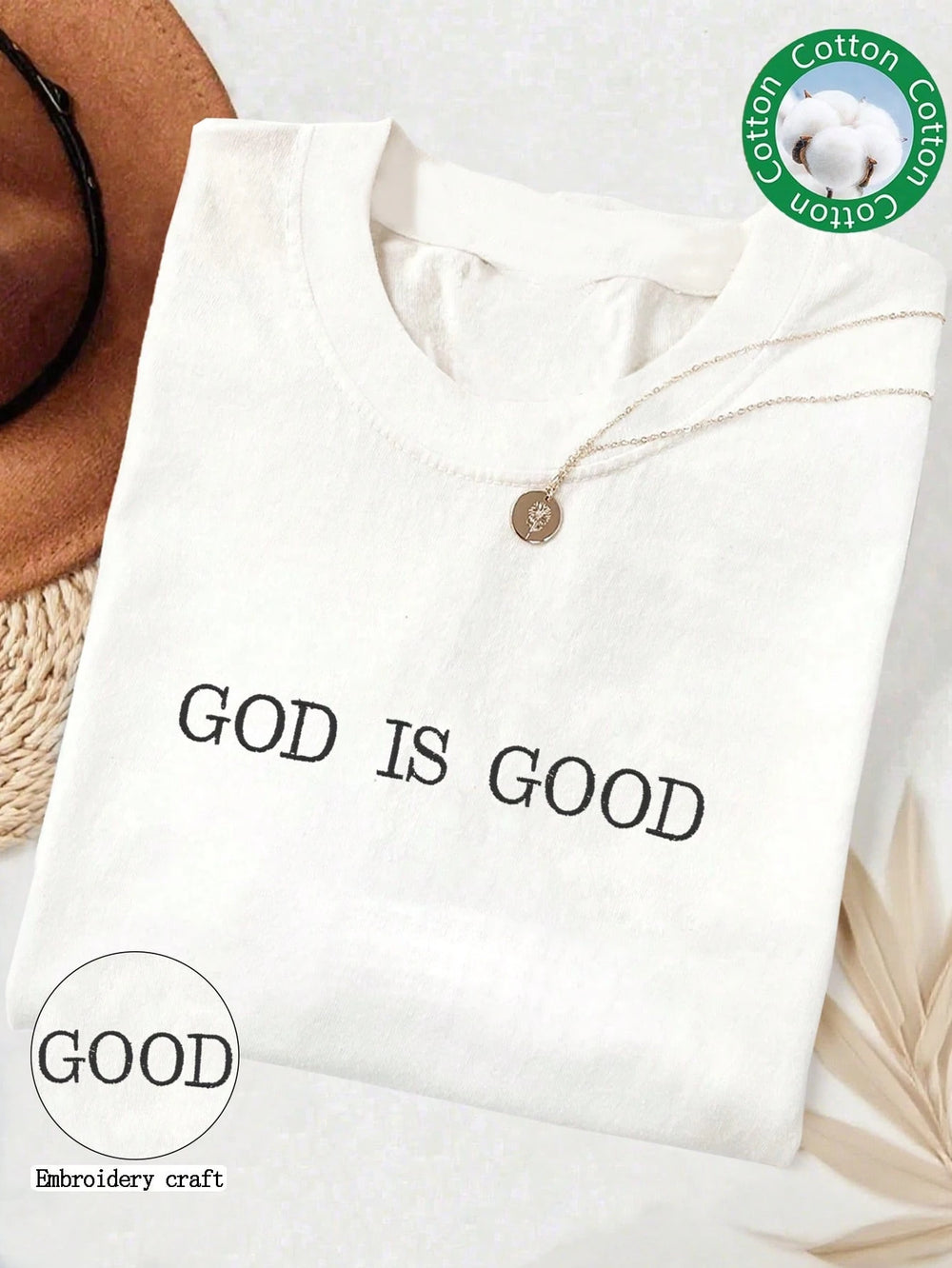 Camiseta Blanca God Is Good con estampado de letras en tela suave.