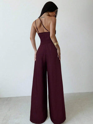 Detalle del escote asimétrico de un hombro en jumpsuit formal color vino.