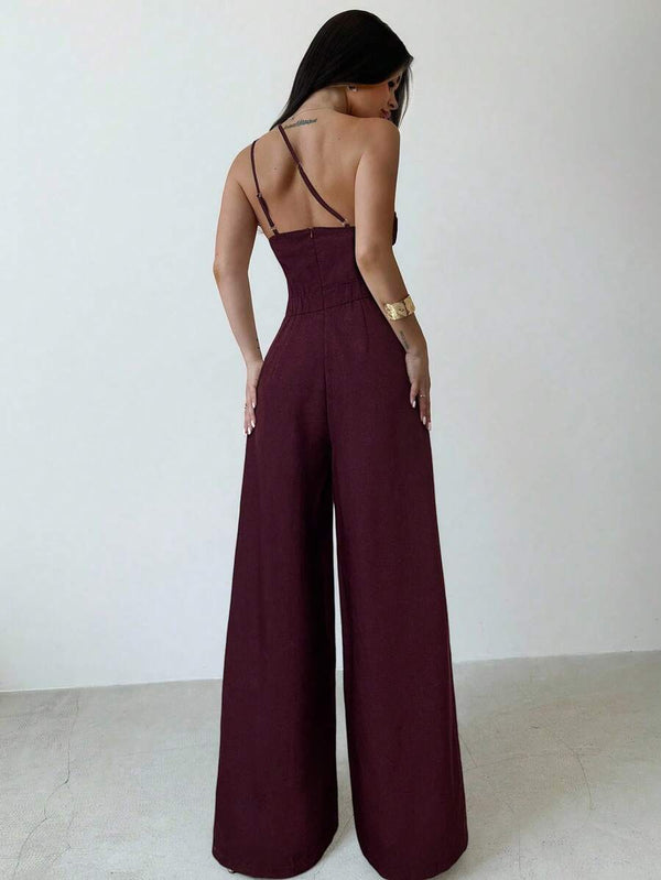 Detalle del escote asimétrico de un hombro en jumpsuit formal color vino.