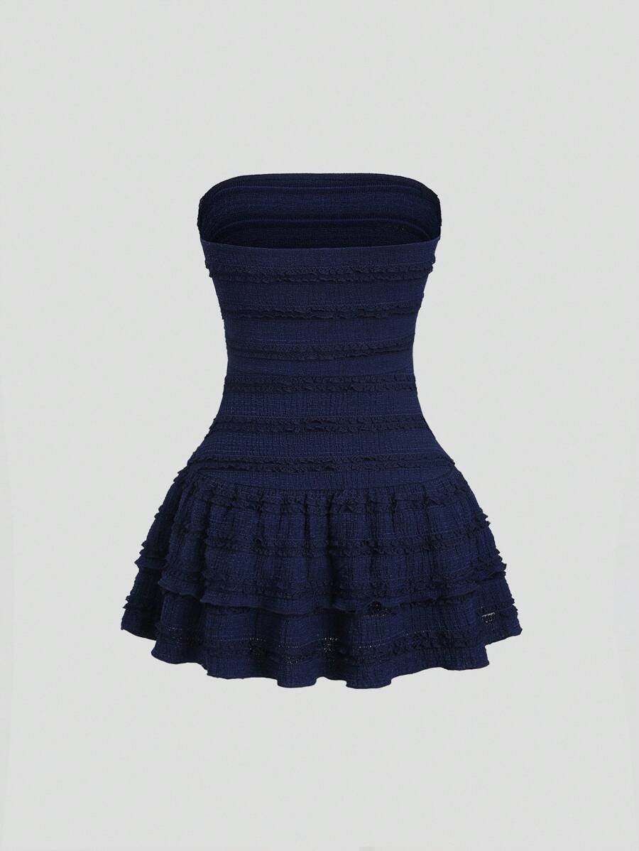 Vestido mini elegante azul marino sin tirantes con volantes.