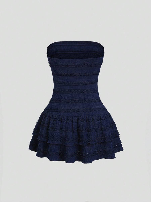 Vista trasera del vestido mini elegante azul marino ajustado.