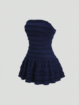 Lateral del vestido mini elegante azul marino con detalles fruncidos.