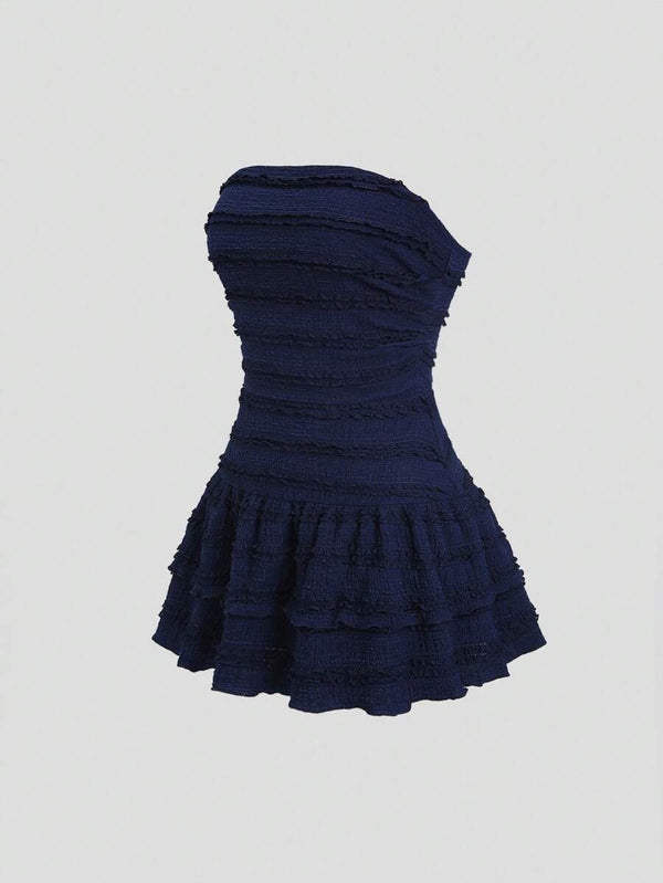 Lateral del vestido mini elegante azul marino con detalles fruncidos.