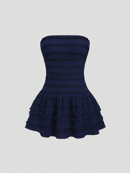Vestido mini elegante azul marino sin tirantes con volantes.