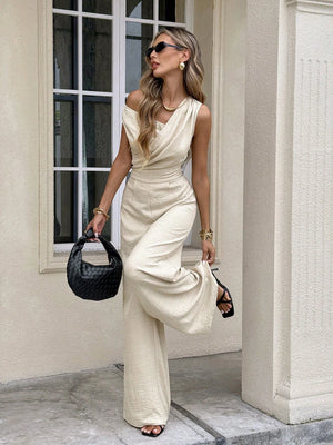 Mono elegante albaricoque con escote asimétrico.
