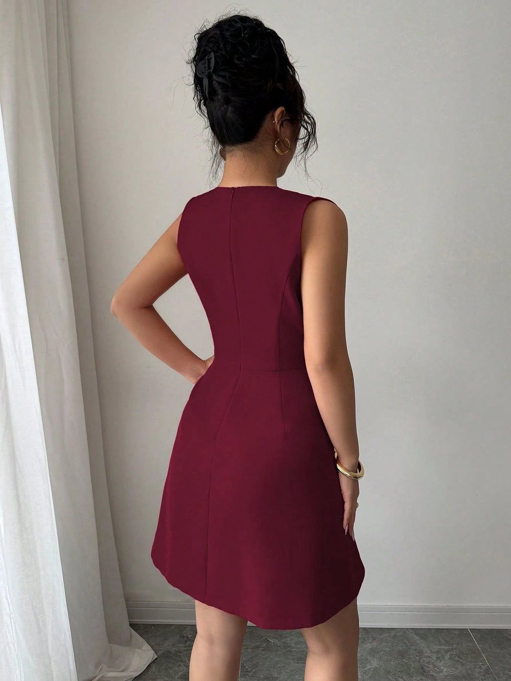 Vestido burdeos elegante a línea sin mangas frontal