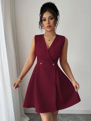 Vestido burdeos elegante a línea sin mangas modelado