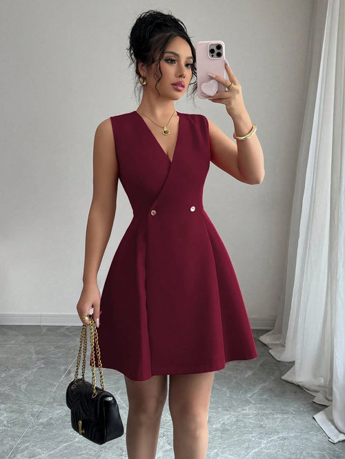 Vestido burdeos elegante a línea sin mangas frontal