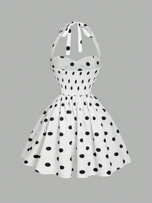 Vestido Corto Blanco Y Negro De Lunares Halter vista trasera con espalda al aire.
