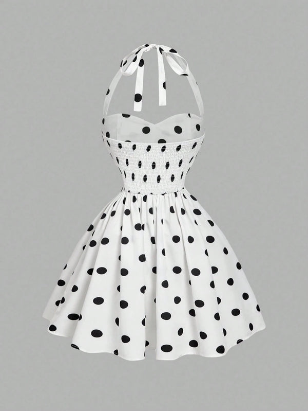 Vestido Corto Blanco Y Negro De Lunares Halter vista trasera con espalda al aire.
