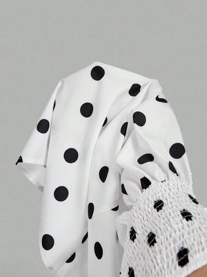 Vestido Corto Blanco Y Negro De Lunares Halter detalle del diseño y la tela.